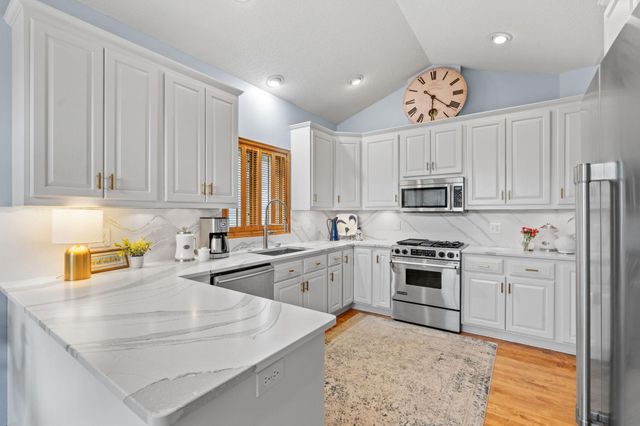 17925 39th Place N, Plymouth, MN 55446