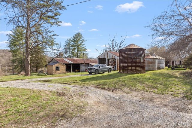 1733 Schluersburg Road, Augusta, MO 63332