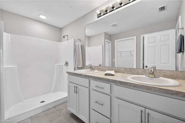 2925 NE 4th PL, Cape Coral, FL 33909