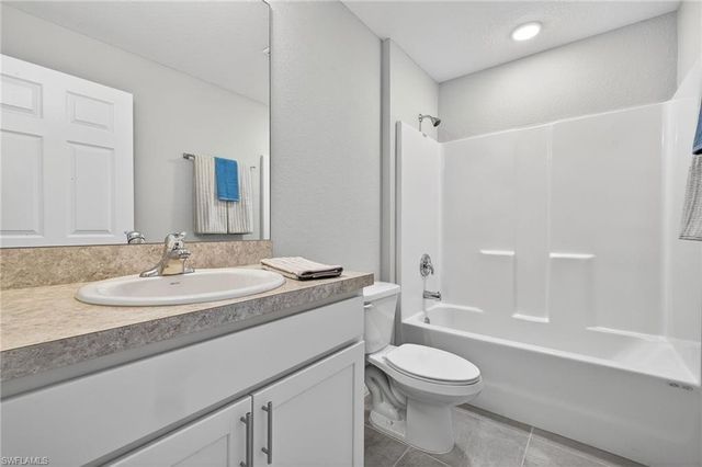 2925 NE 4th PL, Cape Coral, FL 33909