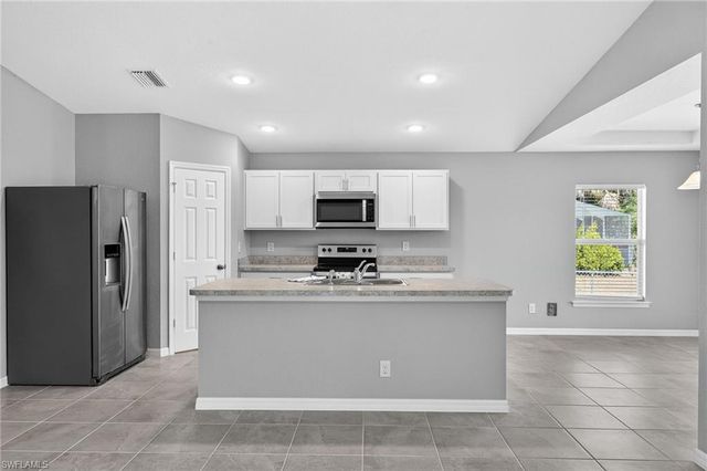 2925 NE 4th PL, Cape Coral, FL 33909