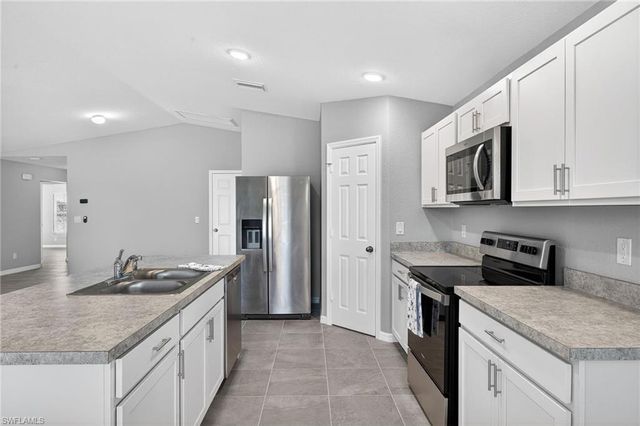 2925 NE 4th PL, Cape Coral, FL 33909