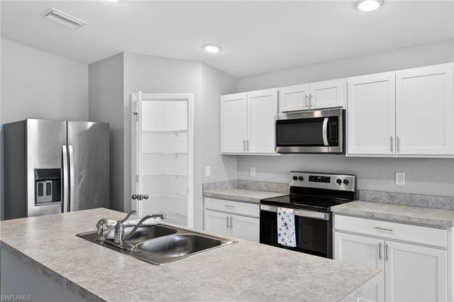 2925 NE 4th PL, Cape Coral, FL 33909