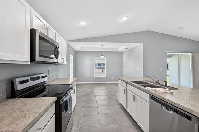 2925 NE 4th PL, Cape Coral, FL 33909