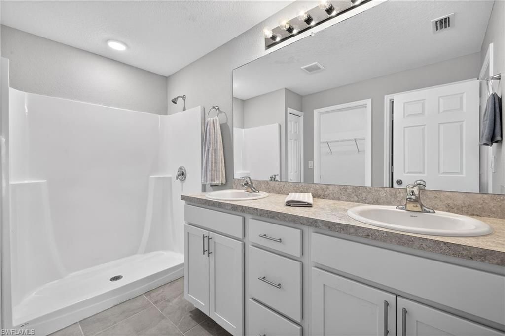 Image 17 of property listing at 2925 NE 4th PL, Cape Coral, FL 33909