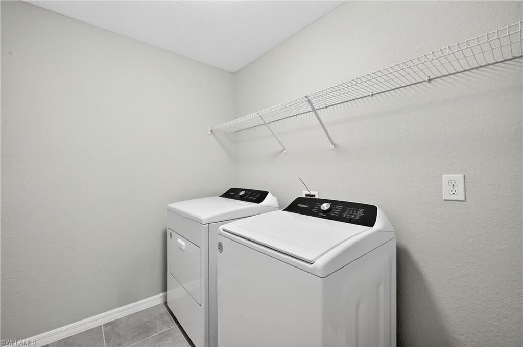 Image 27 of property listing at 2925 NE 4th PL, Cape Coral, FL 33909