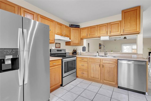 2881 S Cambridge Ln, Cooper City, FL 33026