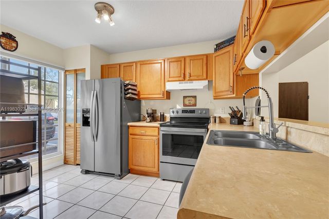 2881 S Cambridge Ln, Cooper City, FL 33026