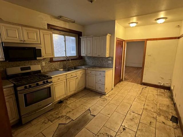 8240 S Clyde Avenue, Chicago, IL 60617