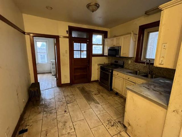 8240 S Clyde Avenue, Chicago, IL 60617