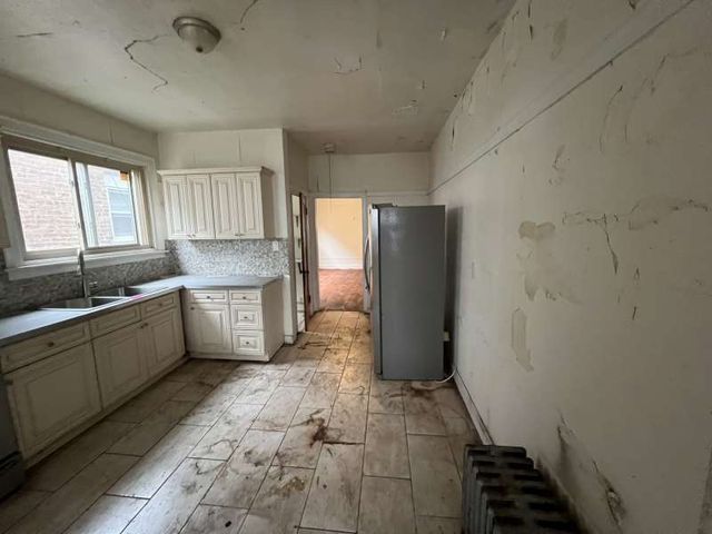 8240 S Clyde Avenue, Chicago, IL 60617