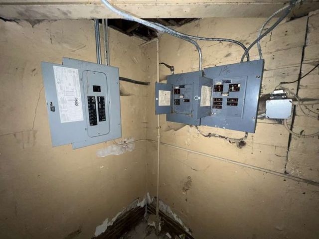 8240 S Clyde Avenue, Chicago, IL 60617