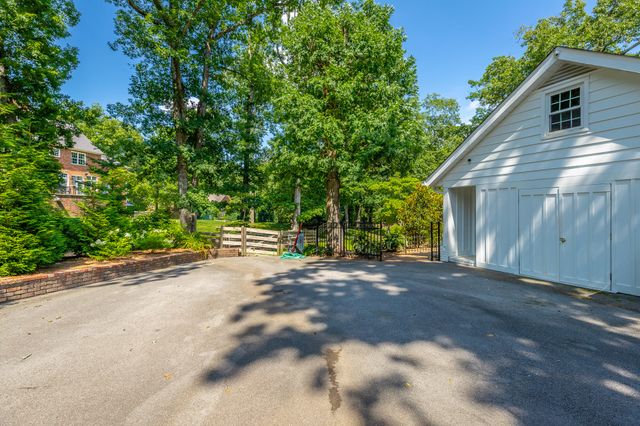 73 W Bartram Road, Lookout Mountain, TN 37350