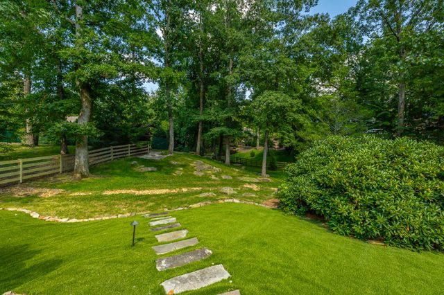 73 W Bartram Road, Lookout Mountain, TN 37350