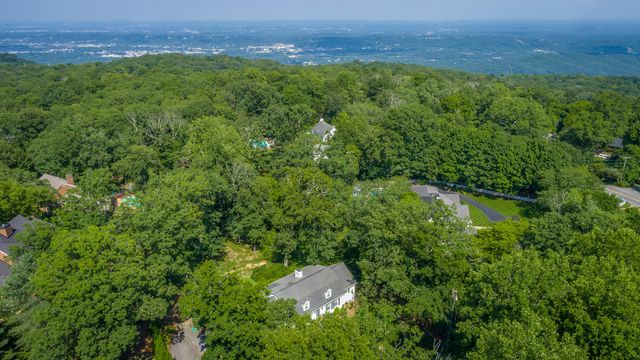 73 W Bartram Road, Lookout Mountain, TN 37350