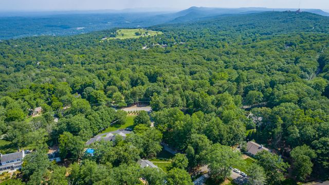 73 W Bartram Road, Lookout Mountain, TN 37350