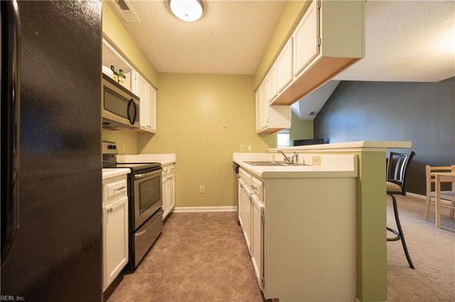 415 S Hill LN, Chesapeake, VA 23322