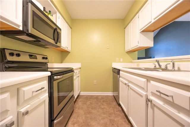 415 S Hill LN, Chesapeake, VA 23322