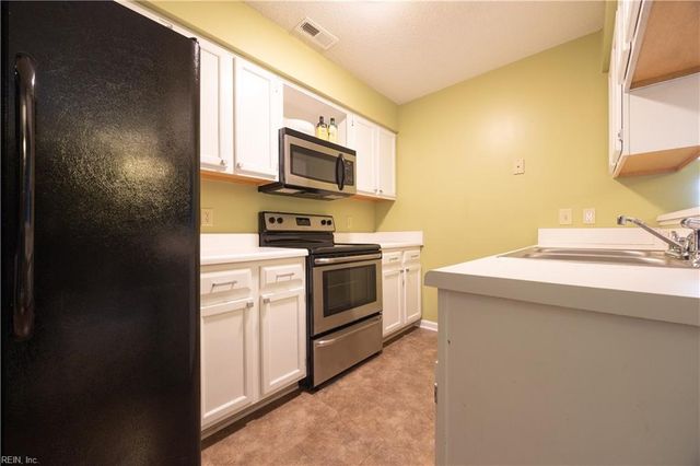 415 S Hill LN, Chesapeake, VA 23322