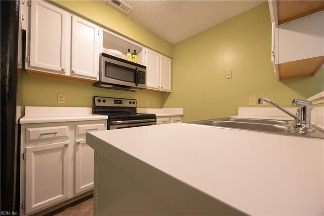 415 S Hill LN, Chesapeake, VA 23322