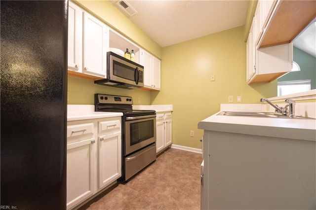 415 S Hill LN, Chesapeake, VA 23322