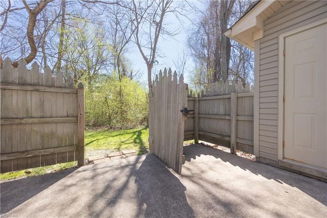 415 S Hill LN, Chesapeake, VA 23322