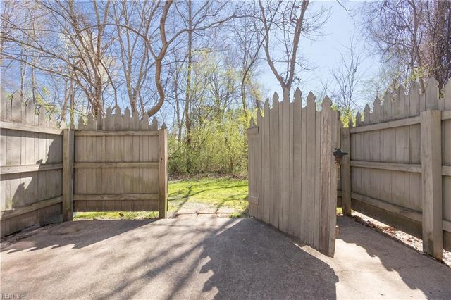 415 S Hill LN, Chesapeake, VA 23322