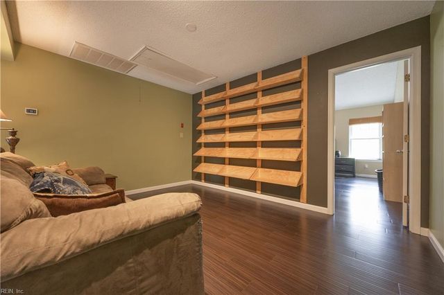 415 S Hill LN, Chesapeake, VA 23322