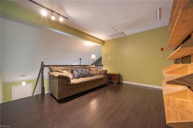 415 S Hill LN, Chesapeake, VA 23322