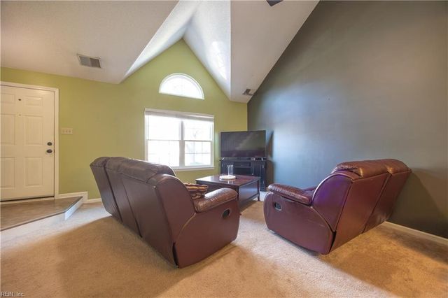 415 S Hill LN, Chesapeake, VA 23322