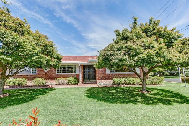 5649 Newbury Way, Carmichael, CA 95608