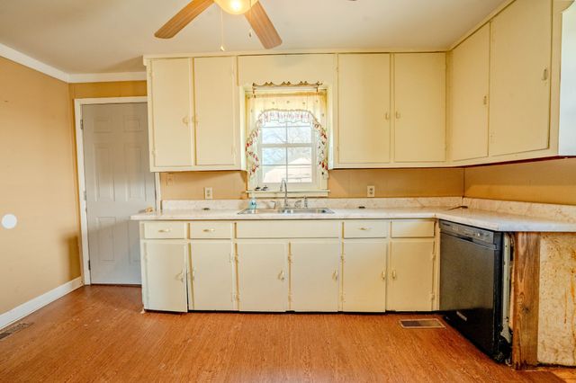 410 Palmer St, Lawrenceburg, TN 38464