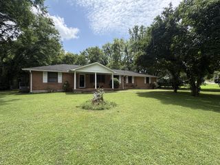 456 Ewing Ln, Nashville, TN 37207