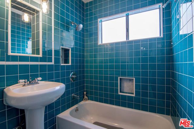 8030 Hesperia Avenue, Los Angeles, CA 91335