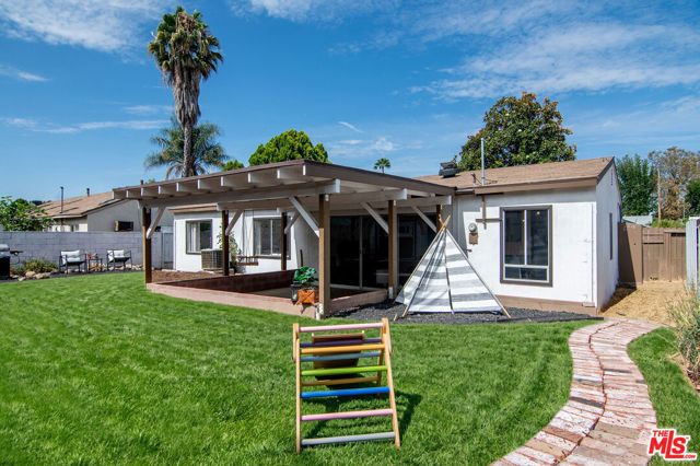 8030 Hesperia Avenue, Los Angeles, CA 91335