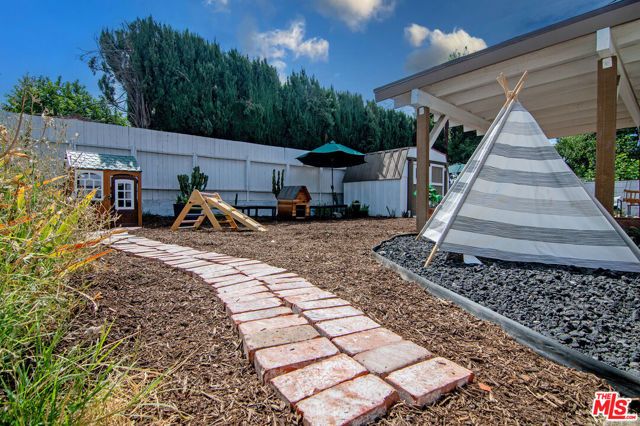 8030 Hesperia Avenue, Los Angeles, CA 91335