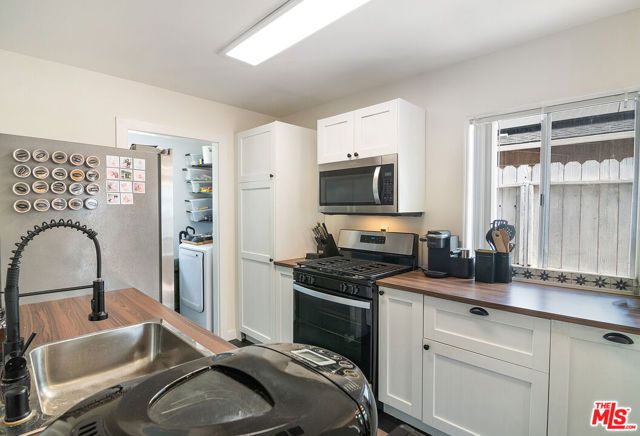 8030 Hesperia Avenue, Los Angeles, CA 91335