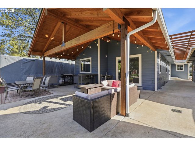 131 CHERRY Ave, Oregon City, OR 97045