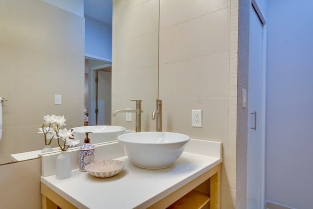 6 Canal Park 105, Cambridge, MA 02141