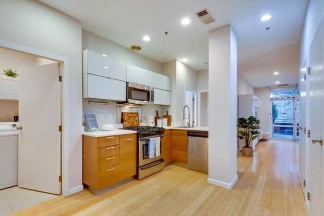 6 Canal Park 105, Cambridge, MA 02141