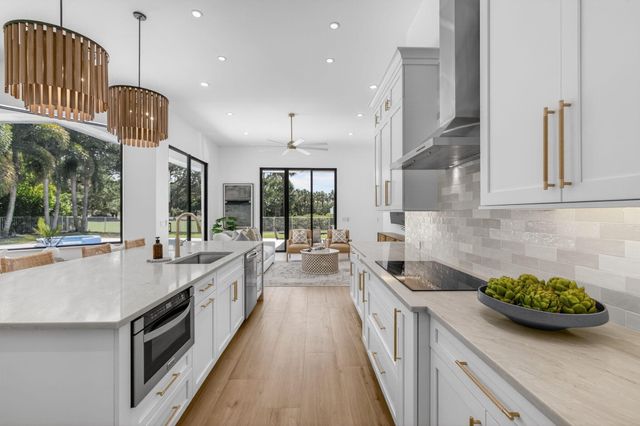 2725 Seneca Circle, West Palm Beach, FL 33409