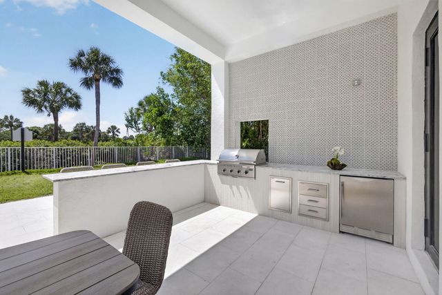 2725 Seneca Circle, West Palm Beach, FL 33409