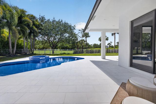 2725 Seneca Circle, West Palm Beach, FL 33409