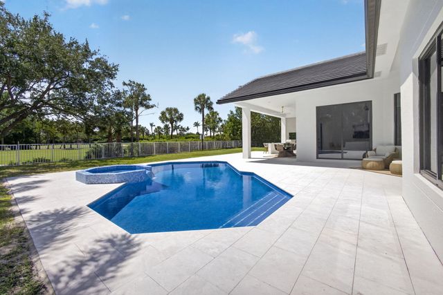 2725 Seneca Circle, West Palm Beach, FL 33409