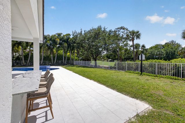 2725 Seneca Circle, West Palm Beach, FL 33409