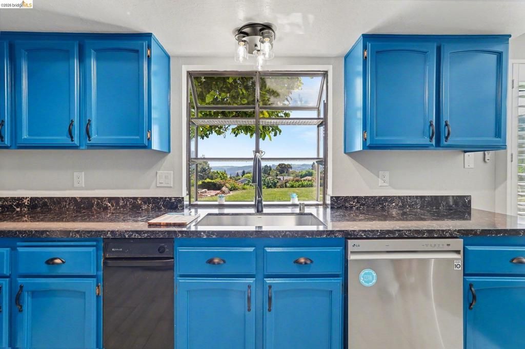 Image 16 of property listing at 563 Cooper Dr, Benicia, CA 94510