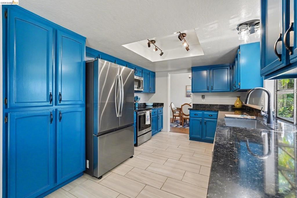 Image 17 of property listing at 563 Cooper Dr, Benicia, CA 94510