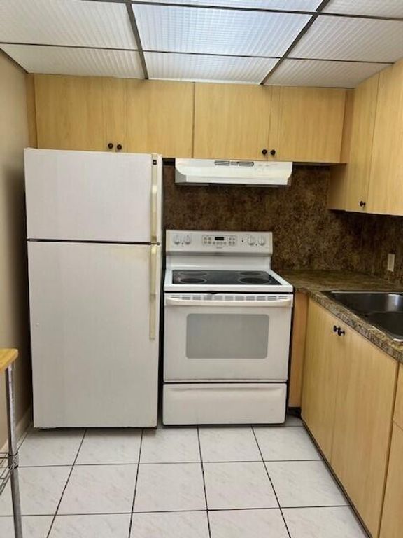 Image 6 of property listing at 59 Brighton B, Boca Raton, FL 33434