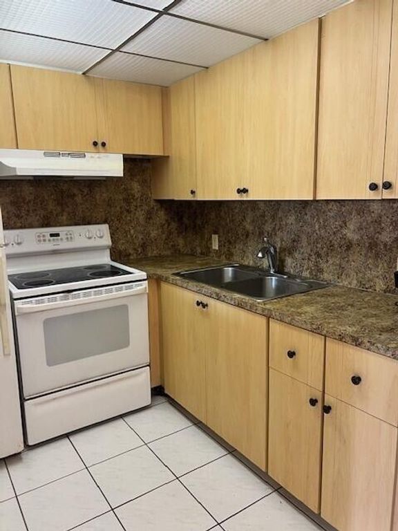 Image 7 of property listing at 59 Brighton B, Boca Raton, FL 33434