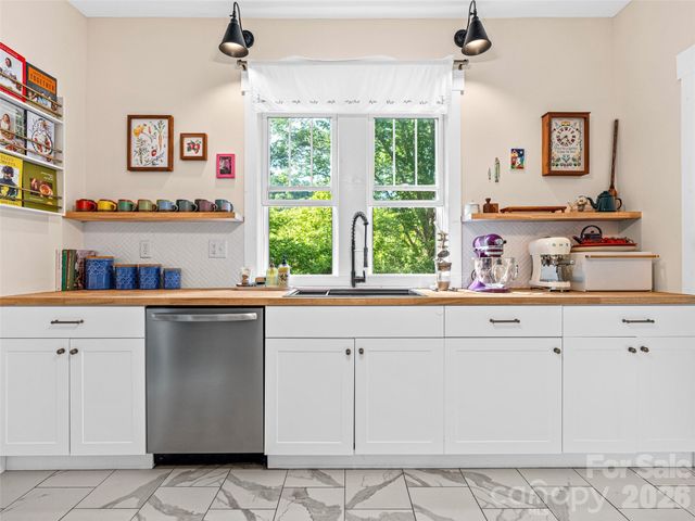 296 Roberts Hill Road, Marshall, NC 28753